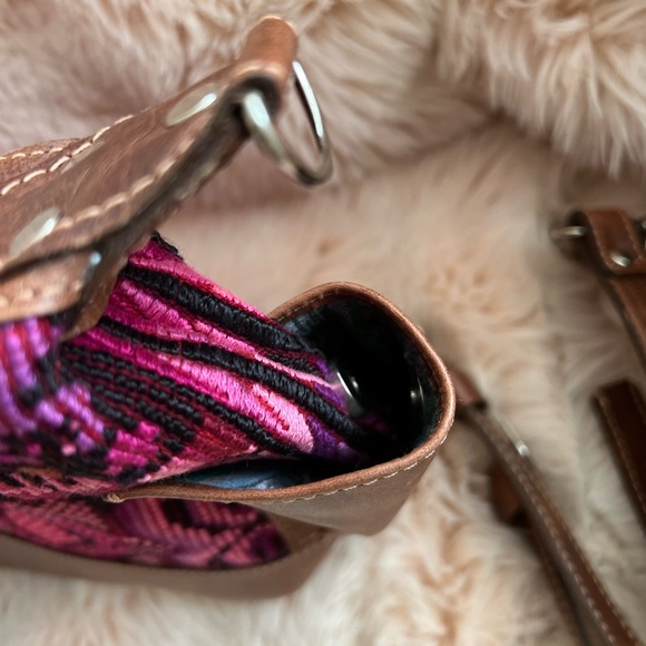 Intrinsic Flair Pequena Crossbody/Backpack Bag. Leather and Embroidery - Picture 3 of 6